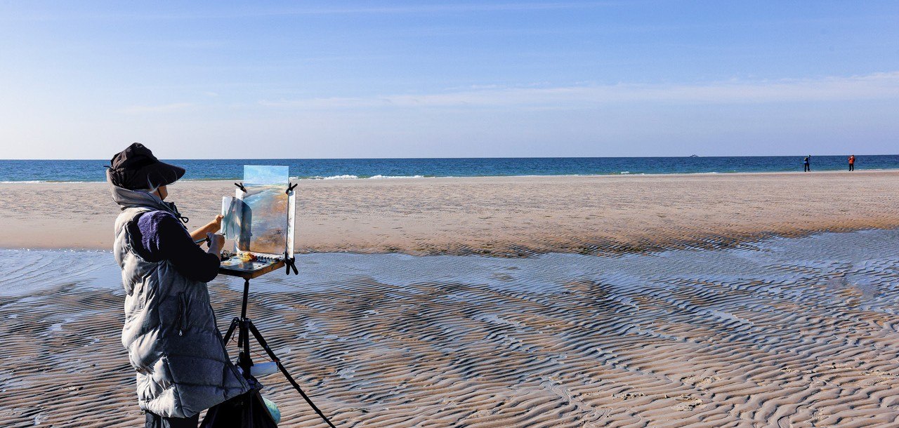Christiane Schmitt beim Plein-Air-Malen am Strand